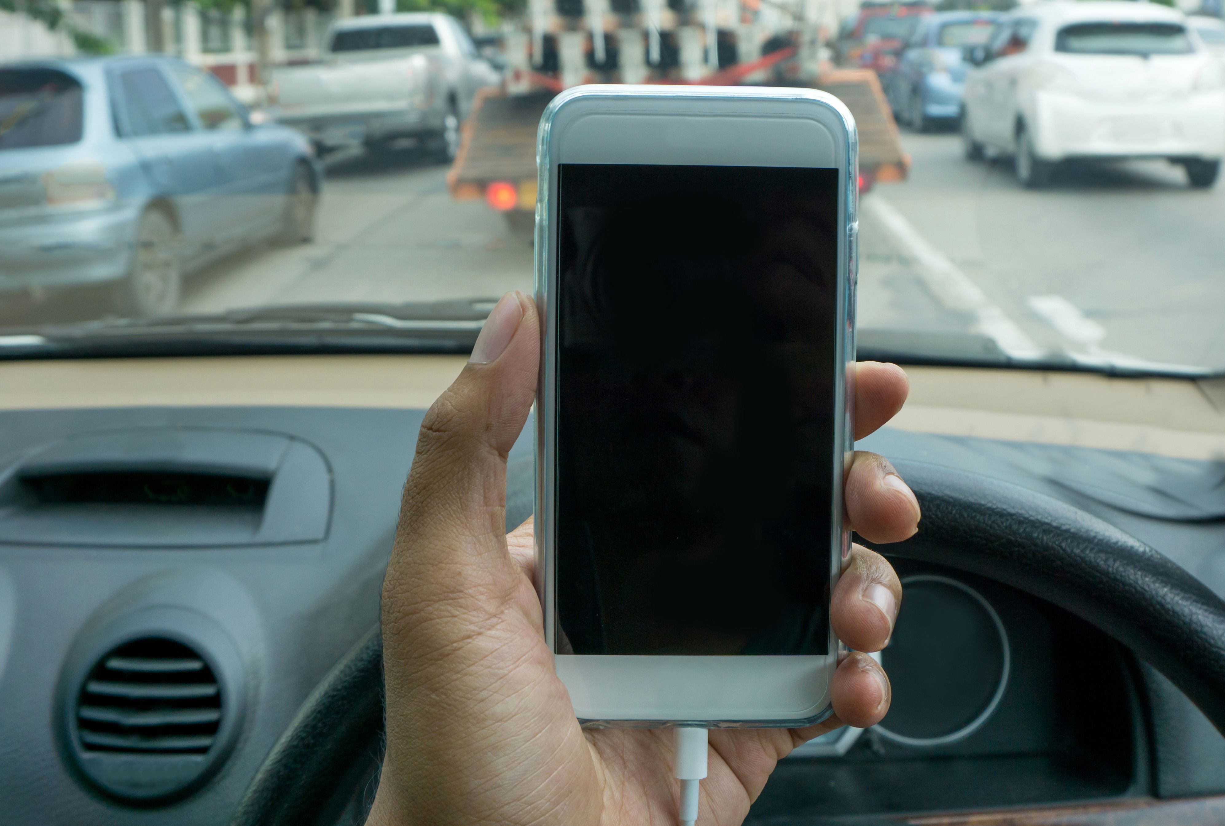The Pros and Cons of Cell Phones in Cars